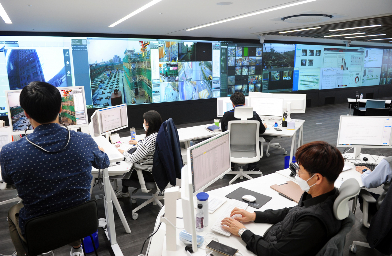 시어터 오또에서 SK건설 직원들이 업무중이다.[SK건설 제공]