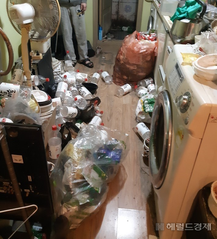 성북구 월곡 1동이 고독사 예방을 위해 중장년 1인가구를 전수 조사 할 당시 한 위기가구가 살던 모습. [성북구 제공]