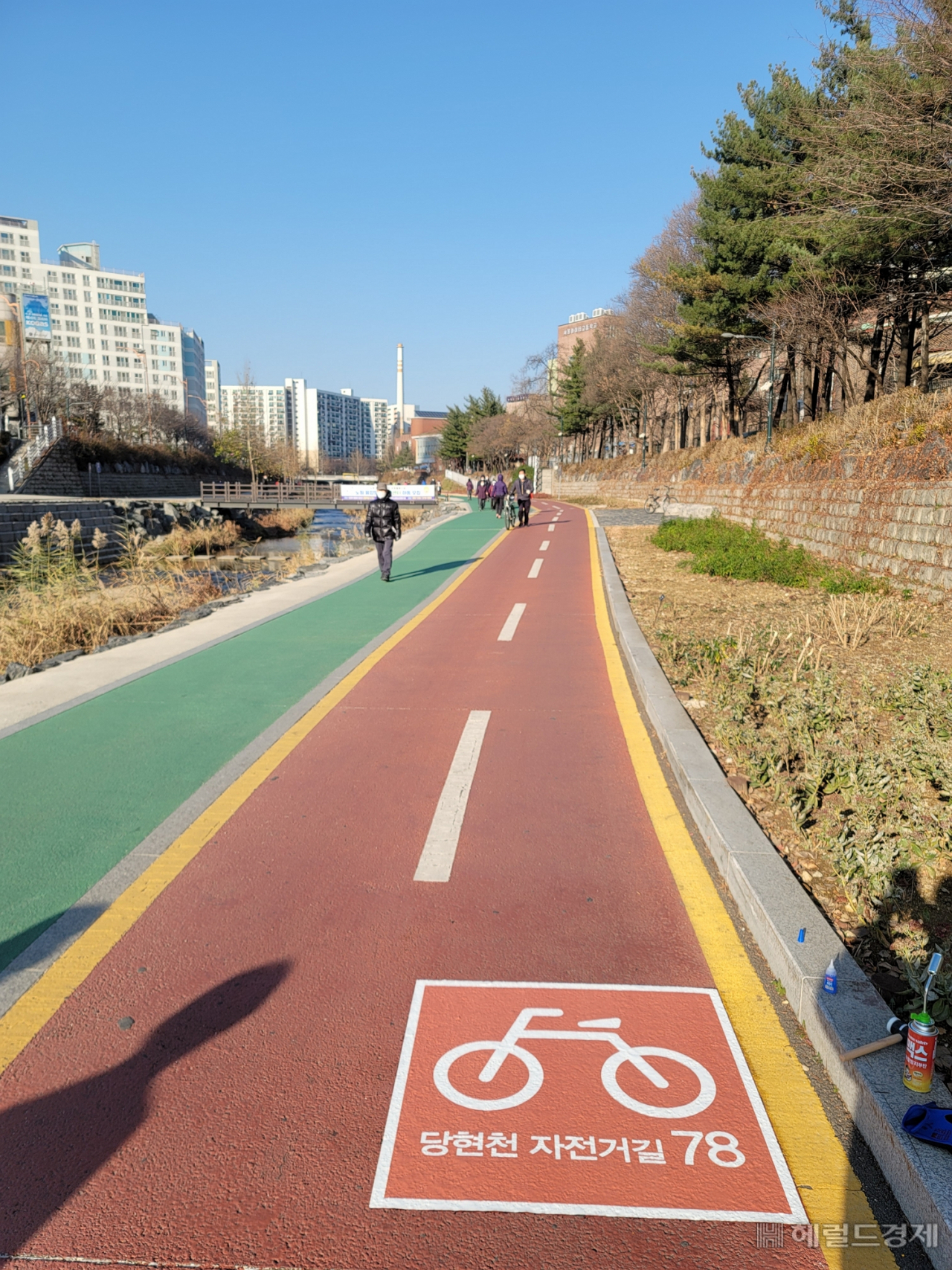 노원구 당현천 구간 자전거길에 위치를 노면에 표시한 모습. [노원구 제공]