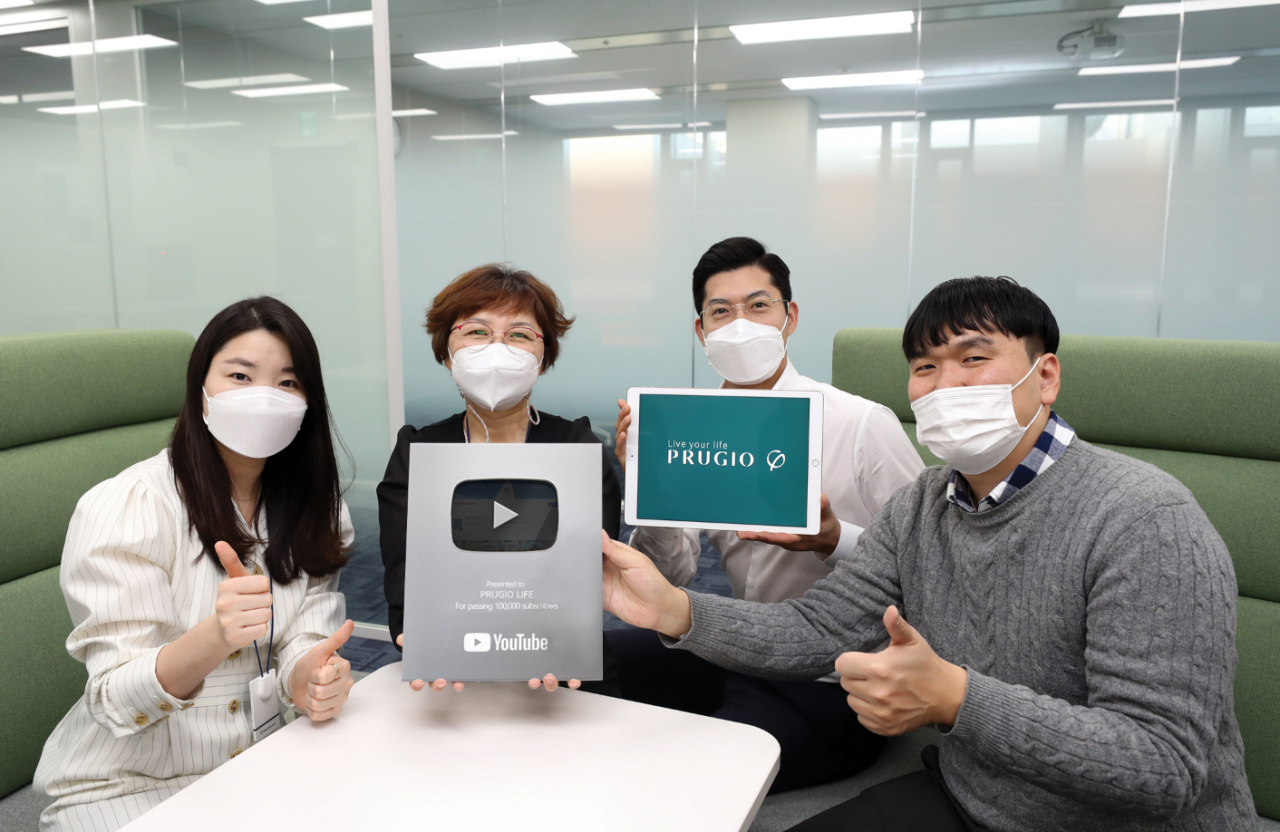 대우건설 직원들이 유튜브 채널 ‘푸르지오 라이프’ 실버버튼을 들고 환하게 웃고 있다. [대우건설 제공]