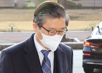 변창흠 국토교통부 장관 후보자가 28일 오전 정부과천청사 서울지방국토관리청에 마련된 청문회 준비 사무실에 출근하고 있다. [연합]