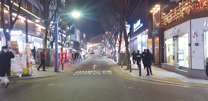 휴일인데도 지난 26일 오후 8시께 서울 홍대 걷고싶은 거리에 행인이 많지 않다. 박재석 기자