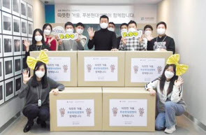 푸본현대 이재원(두번째 줄 중앙) 사장과 직원들이 지역사회 독거 어르신들에게 방한 물품 전달 후 기념사진을 찍고 있다.