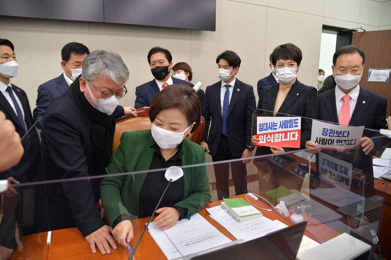 진선미 국회 국토교통위원장이 28일 국회에서 열린 국토교통위원회 전체회의에서 변창흠 국토교통부 장관 후보자의 인사청문경과보고서 채택의 건을 가결한 뒤 자리에서 일어나고 있다. 국민의힘 의원들이 주변에서 항의 시위를 하고 있다. [이상섭 기자/babtong@heraldcorp.com]