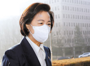 추미애 법무부 장관이 28일 오전 정부과천청사로 출근하고 있다. [연합]