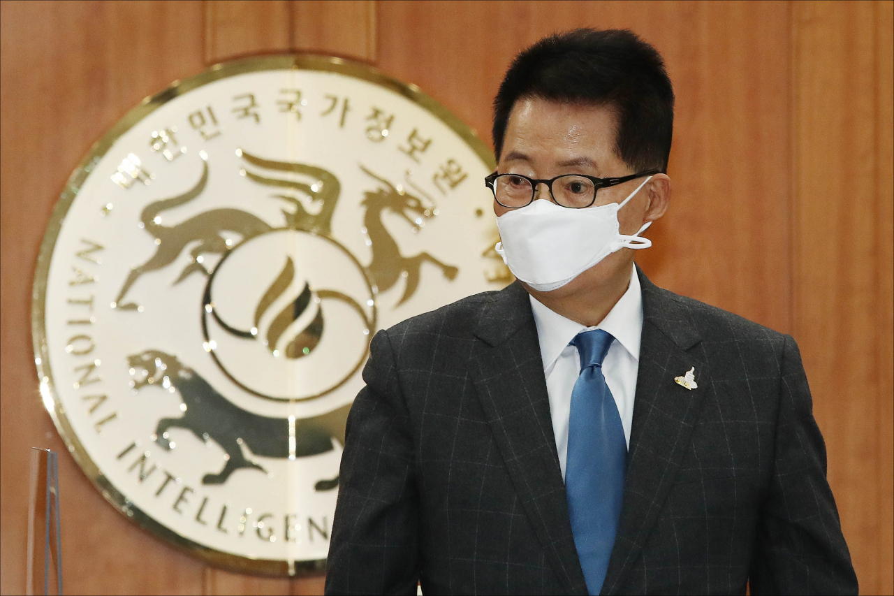 국가정보원은 28일 과거 중앙합동신문센터(현 북한이탈주민보호센터)에서 적발한 모든 탈북민 위장 간첩사건과 관련해 조사 과정에서 인권침해가 있었는지 전수조사에 나서기로 했다고 밝혔다. 박지원 국정원장. [연합]