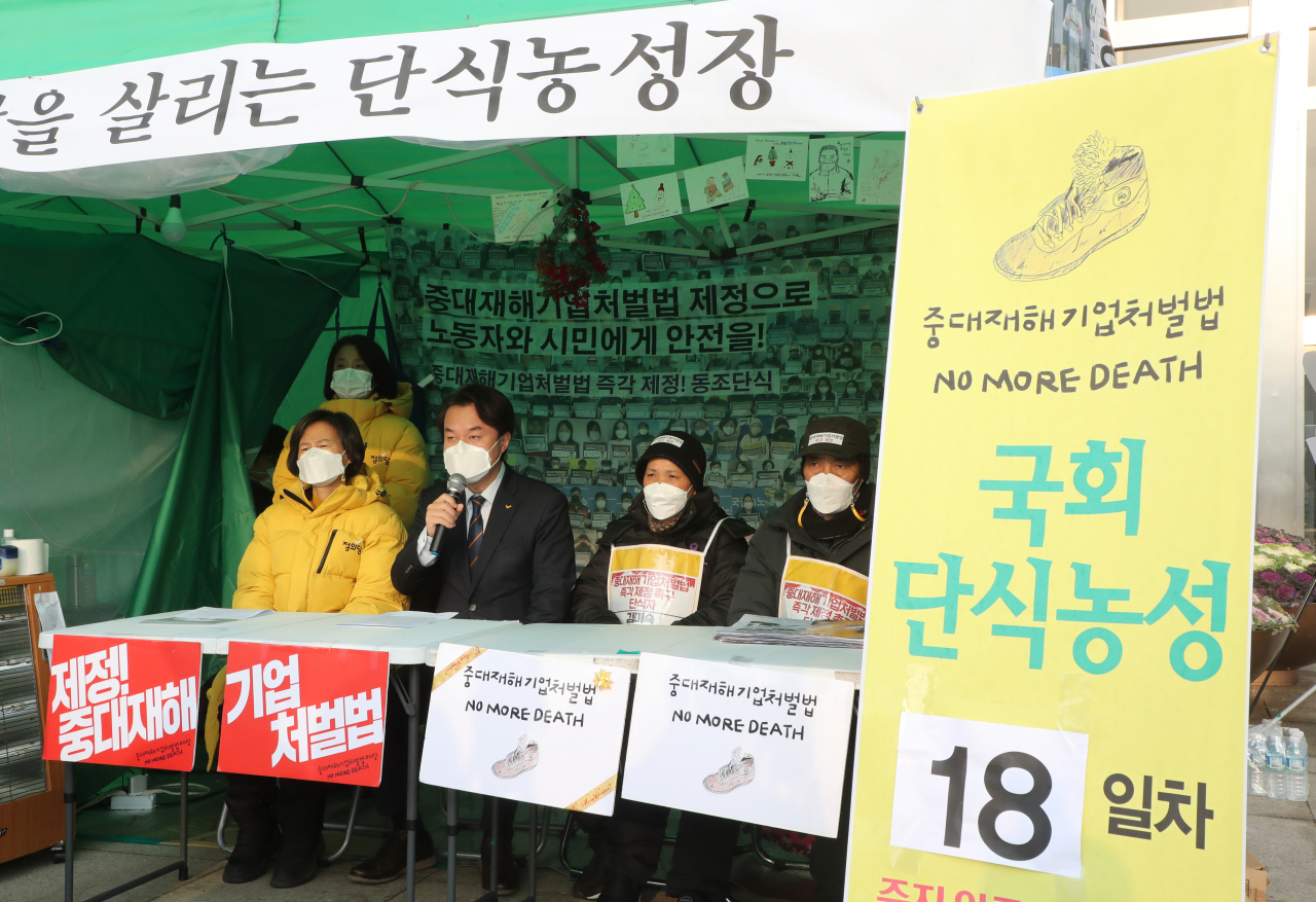 정의당 김종철 대표가 28일 오전 국회 본청앞 중대재해기업처벌법 촉구 단식농성장에서 열린 대표단회의에서 발언하고 있다. [연합]