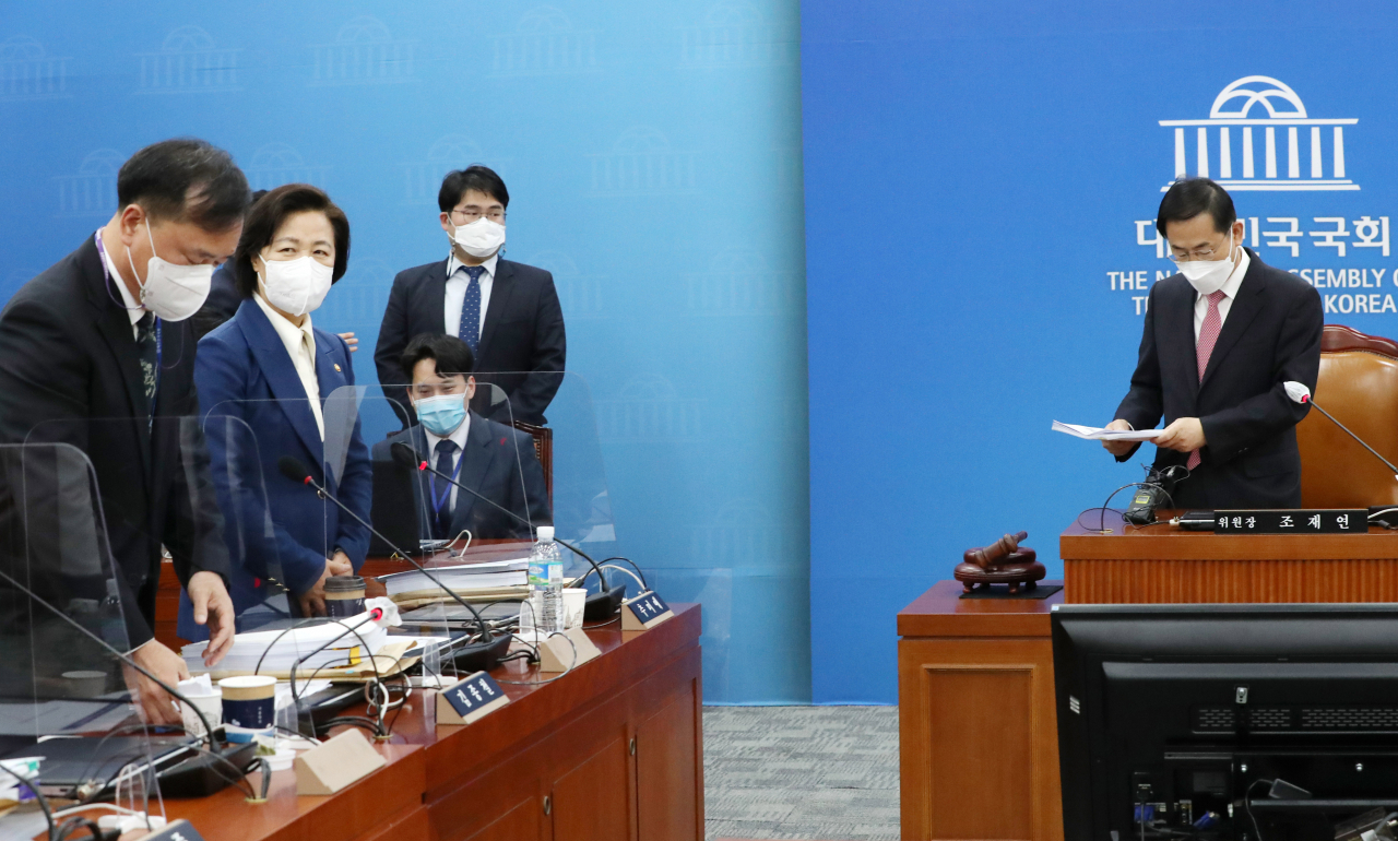 조재연 위원장과 추미애 법무부 장관 등이 28일 국회에서 열린 고위공직자범죄수사처장 후보추천위원회에서 후보 2인으로 김진욱(54·사법연수원 21기) 헌법재판소 선임연구관과 이건리(57·16기) 국민권익위 부위원장을 발표한 뒤 회의장을 나서고 있다. [연합]