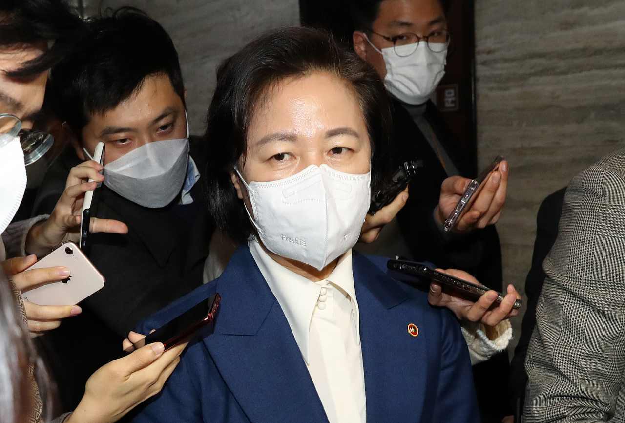 추미애 법무부 장관이 28일 오후 서울 여의도 국회에서 열린 고위공직자범죄수사처장 후보추천위원회 6차 회의를 마치고 회의장을 나서고 있다. 추천위는 이날 회의에서 김진욱 헌법재판소 선임연구관과 이건리 국민권익위원회 부위원장을 초대 공수처장 후보로 선정했다. [연합]