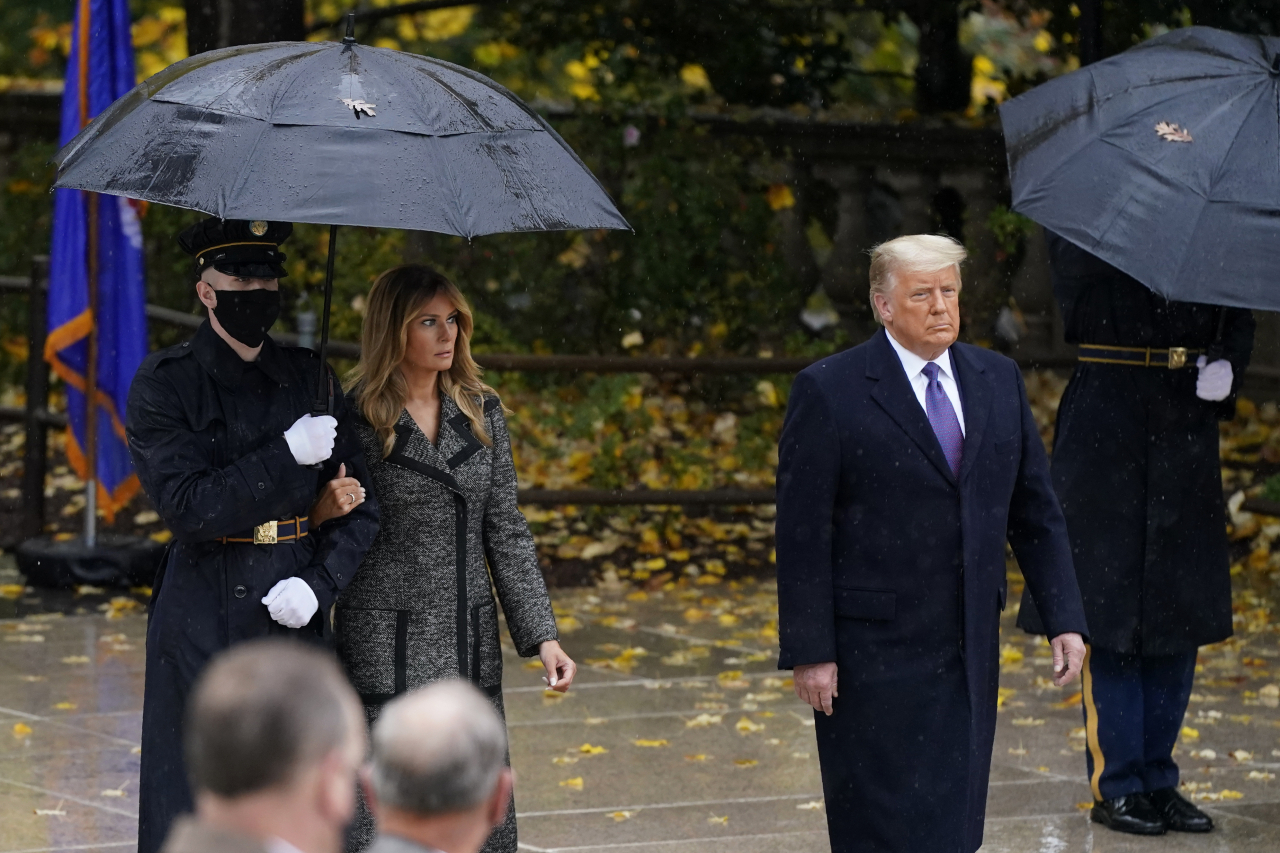 도널드 트럼프 미국 대통령이 부인 멜라니아 여사와 함께 마스크를 쓰지 않은 채 미국 재향군인의 날인 11월 11일(현지시간) 버지니아주 알링턴 국립묘지를 방문하고 있다.[AP]