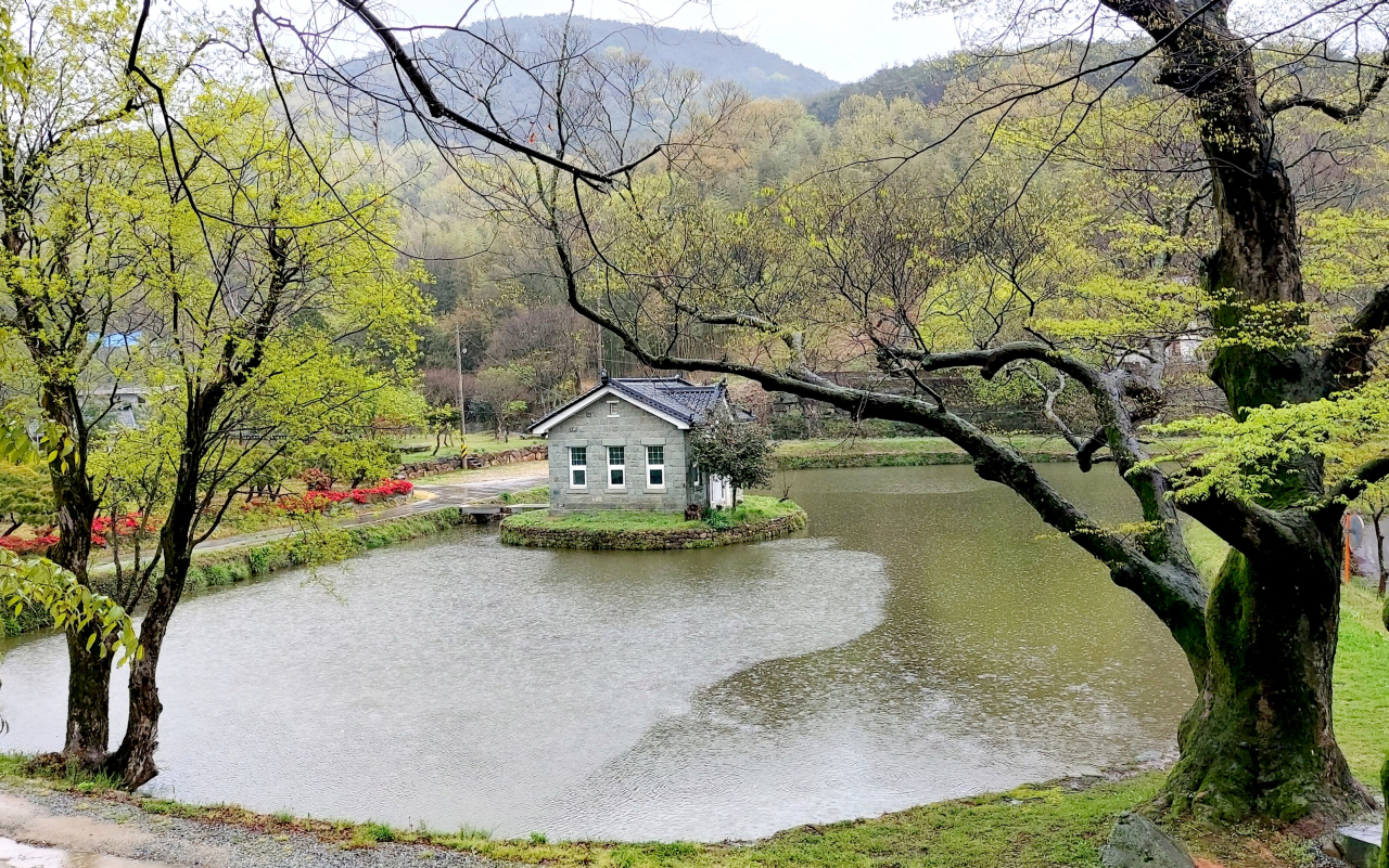 선산류씨 문절공파 미암종가의 류희춘이 고을민들의 안정된 농업을 위해 만든 인공호수와 유산보관소 모헌관