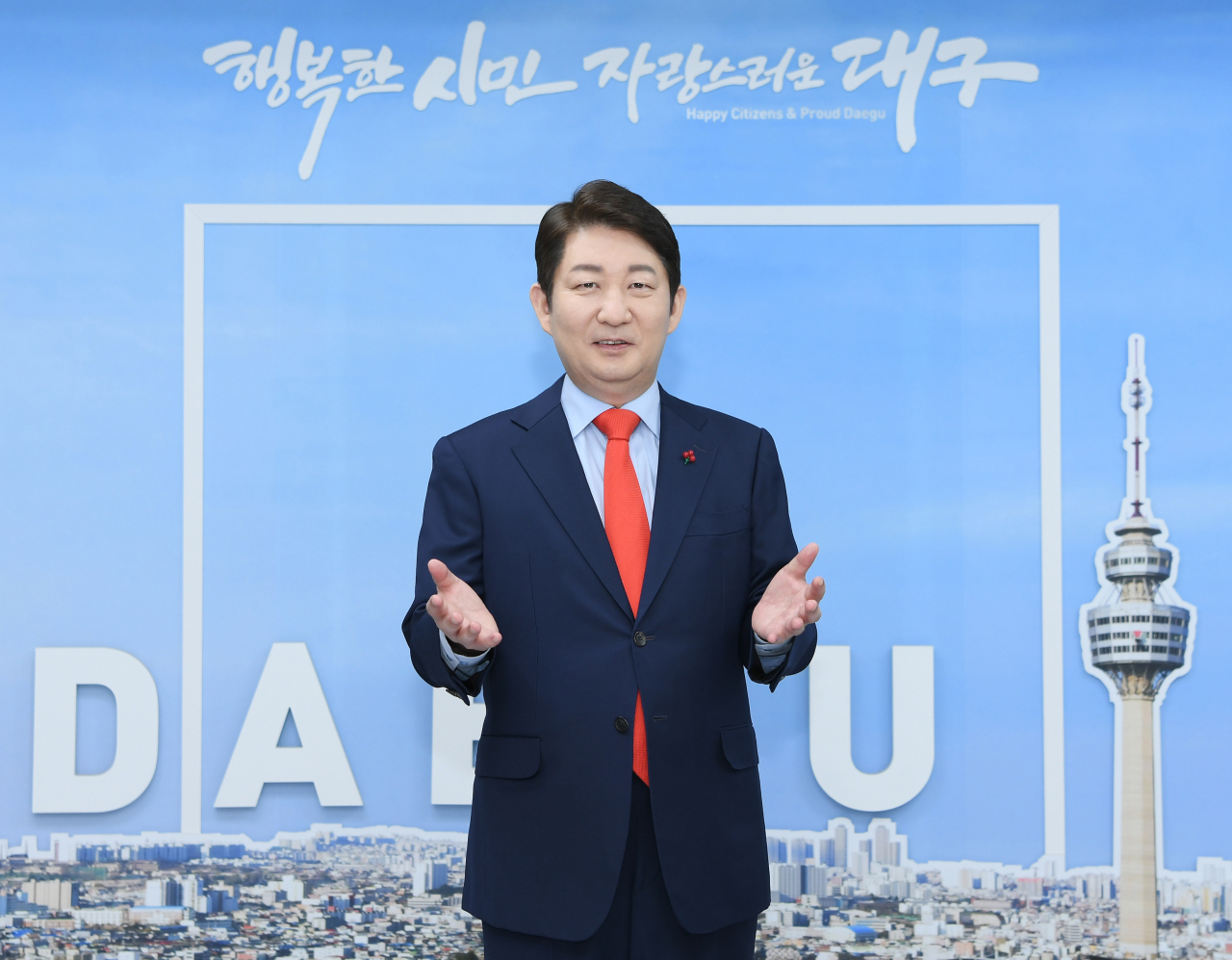 권영진 대구시장이 28일 시청 본관 6층에서 송년사를 녹화하고 있다.[대구시 제공]