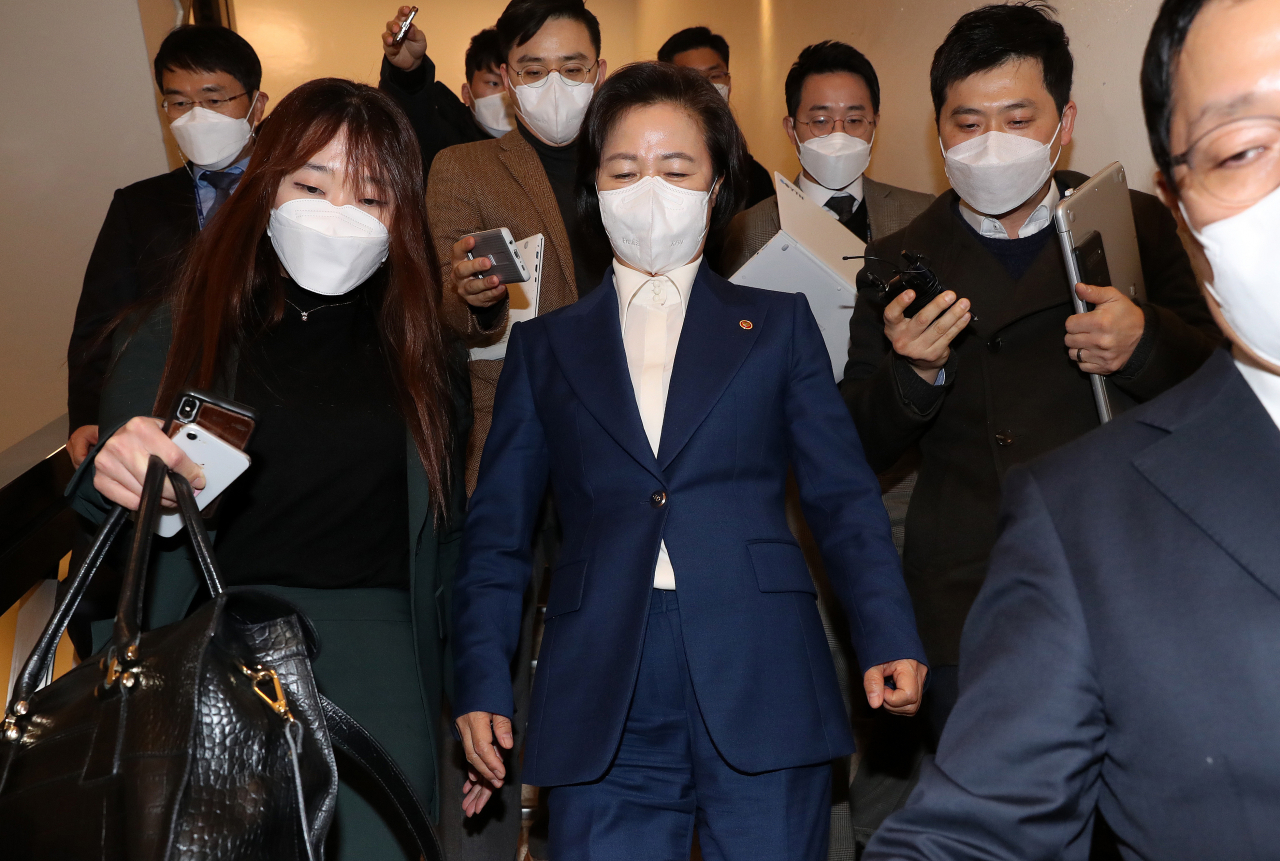 추미애 법무부 장관이 28일 오후 서울 여의도 국회에서 열린 고위공직자범죄수사처장 후보추천위원회 6차 회의를 마치고 회의장을 나서고 있다. 추천위는 이날 회의에서 김진욱 헌법재판소 선임연구관과 이건리 국민권익위원회 부위원장을 초대 공수처장 후보로 선정했다. [이상섭 기자/babtong@heraldcorp.com]
