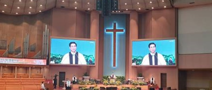 정부가 코로나 사회적 거리 강화에 따라 비대면 예배 전환에 따른 지원을 내년2월까지 연장한다.