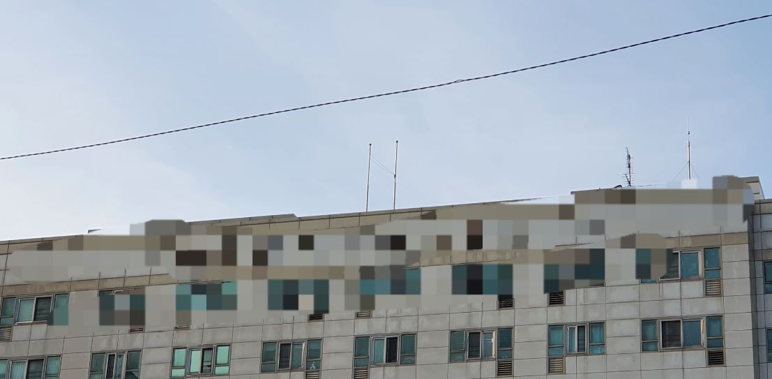지난 13일 영국에서 입국한 뒤 숨진 80대 남성 A씨가 생전 살았던 경기도의 한 오피스텔의 29일 모습. A 씨는 지난 26일 심정지로 사망한 이후 신종 코로나바이러스 감염증(코로나19) 확진 판정을 받았다. 주민들은 A씨의 사망 사건에 관한 이야기를 듣고 “금시초문”이라고 했다. 김지헌 기자/raw@heraldcorp.com
