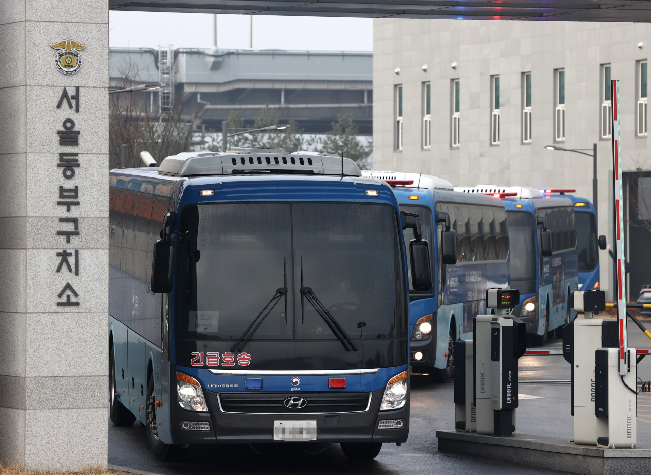 코로나19 집단감염이 발생한 동부구치소에 수감된 확진자들이 28일 오전 청송군 진보면에 위치한 경북북부 제2교도소(청송교도소)에 마련된 생활치료센터로 이송되고 있다. [연합]