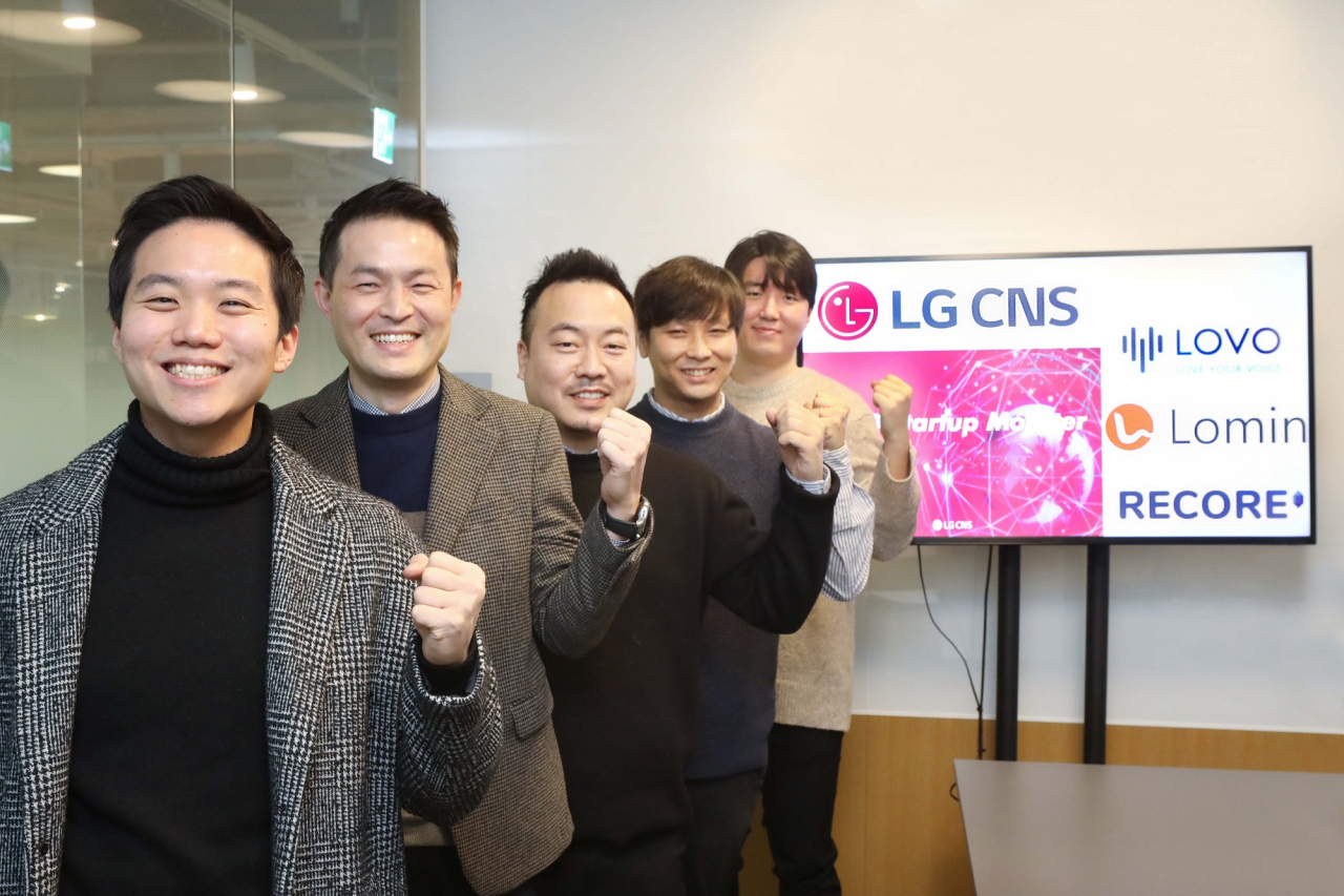 LG CNS ‘스타트업 몬스터’에 선정된 팀이 기념촬영을 하고 있다. 앞쪽 왼쪽부터 이승건 LOVO 이사, 최병록 리코어 대표, 박범진 리코어 공동 창업자, 강지홍 로민 대표, 최우용 LOVO 대표 [LG CNS 제공]