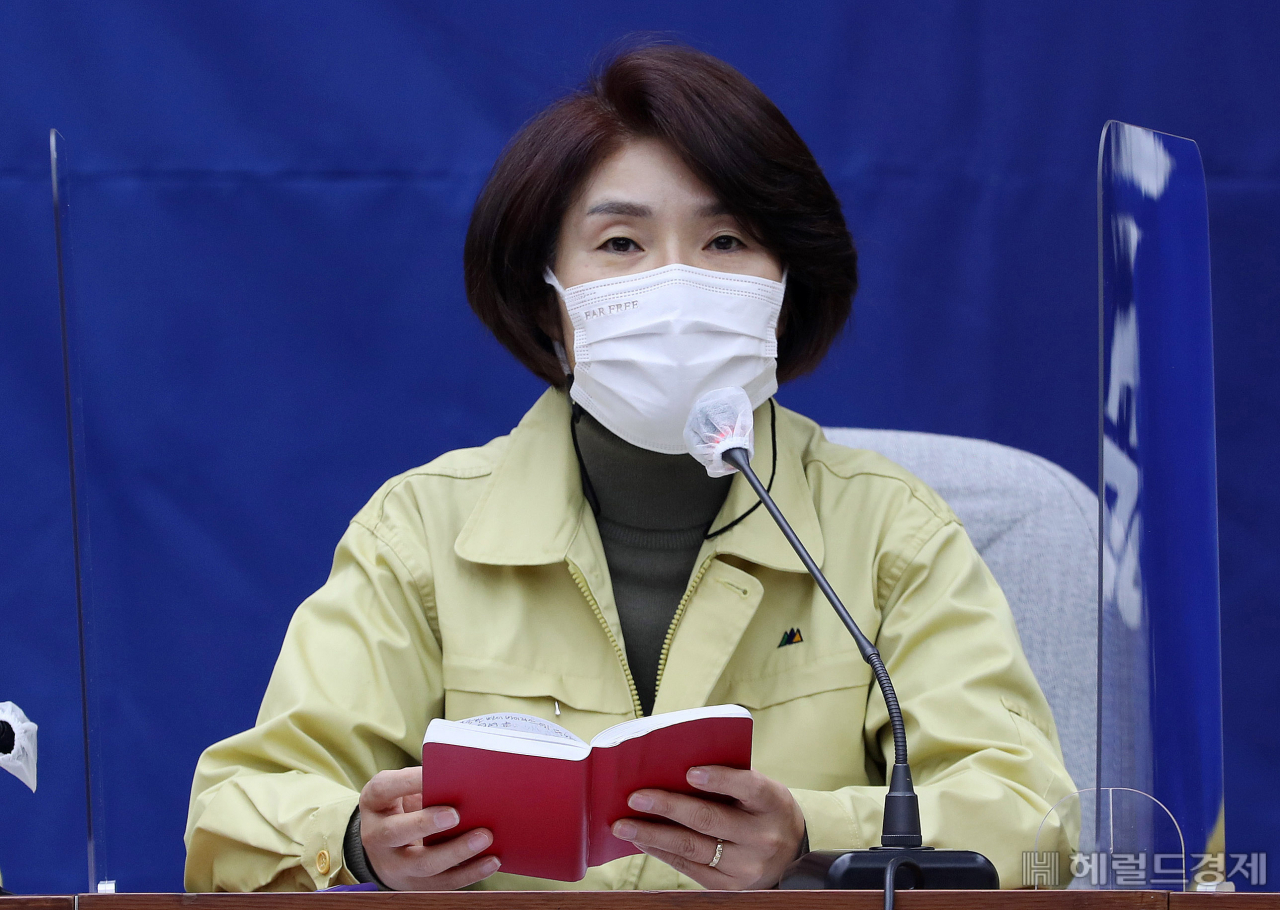 [헤럴드경제=이상섭 기자] 한정애 더불어민주당 정책위의장이 29일 오전 서울 여의도 국회에서 열린 원내대책회의에서 모두발언을 하고 있다. babtong@heraldcorp.com