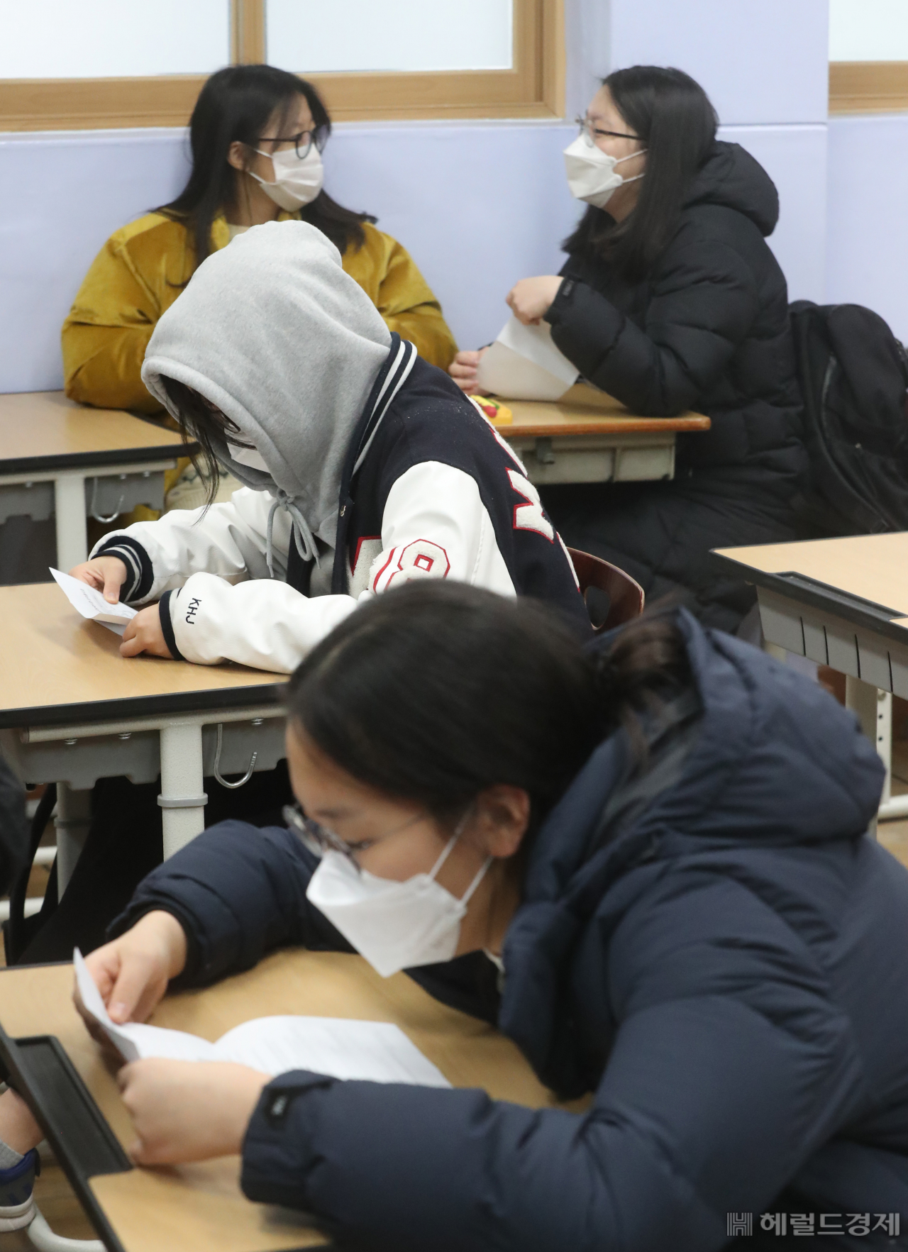 지난 23일 오전 서울 성동구 무학여고에서 수험생들이 2021학년도 대학수학능력시험 성적표를 확인하고 있다. [사진공동취재단]