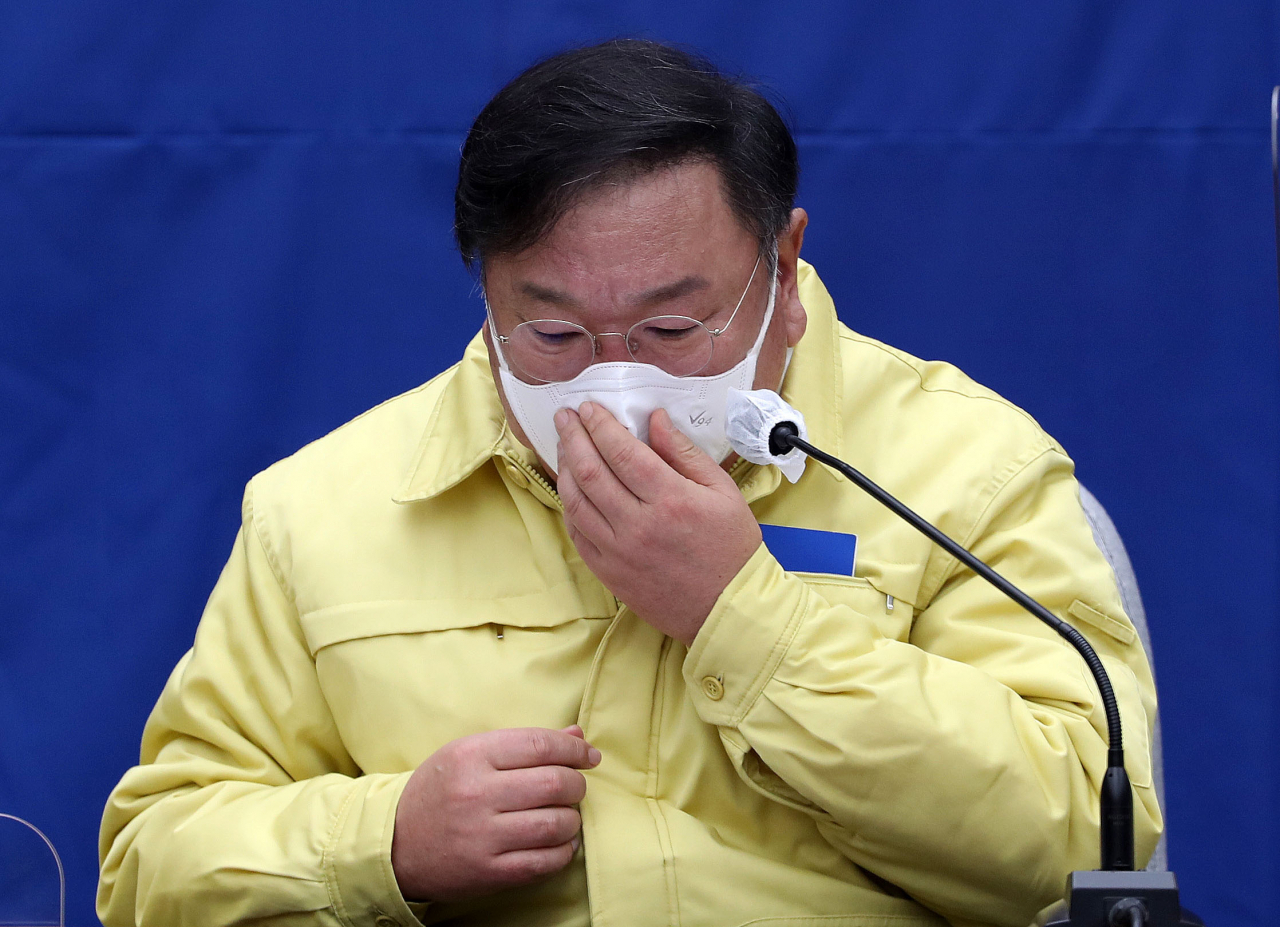김태년 더불어민주당 원내대표가 29일 오전 서울 여의도 국회에서 열린 원내대책회의에서 발언을 마친 뒤 마스크를 고쳐쓰고 있다. 이상섭 기자/babtong@heraldcorp.com