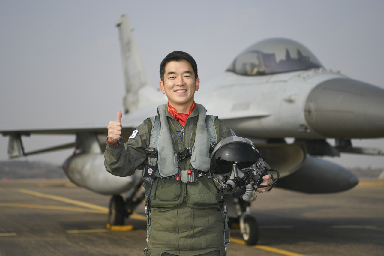 2020년 공군 탑건(Top Gun)에 선정된 20전투비행단 123전투비행대대 한재석 소령(공사 59기). 한 소령은 올해 공군 보라매 공중사격대회 전투기 분야에서 최고 점수를 획득했다. [공군 제공]