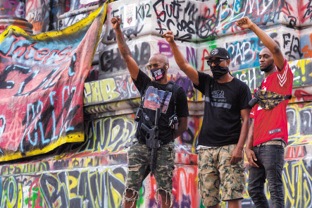 올 한해 미국 전역에서 발생한 ‘흑인의 목숨도 소중하다(BLM, Black Lives Matter)’ 시위는 미국 사회 내 뿌리 깊게 내재된 유색인종에 대한 인종차별 문제를 수면 위로 끌어올렸다. 결국 BLM 시위는 인종차별 문제 해결에 적극적이었던 조 바이든 대통령 당선인의 대선 승리를 이끈 결정적 요인으로 작용했다. [UPI]
