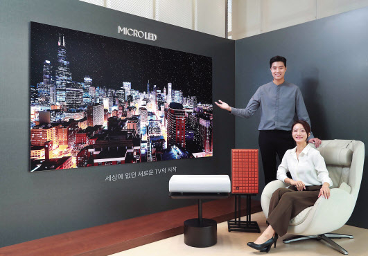 삼성전자 모델이 서울 논현동 디지털프라자 강남본점에서 마이크로 LED 110형 TV와 사전 예약 혜택을 소개하고 있다. [삼성전자 제공]