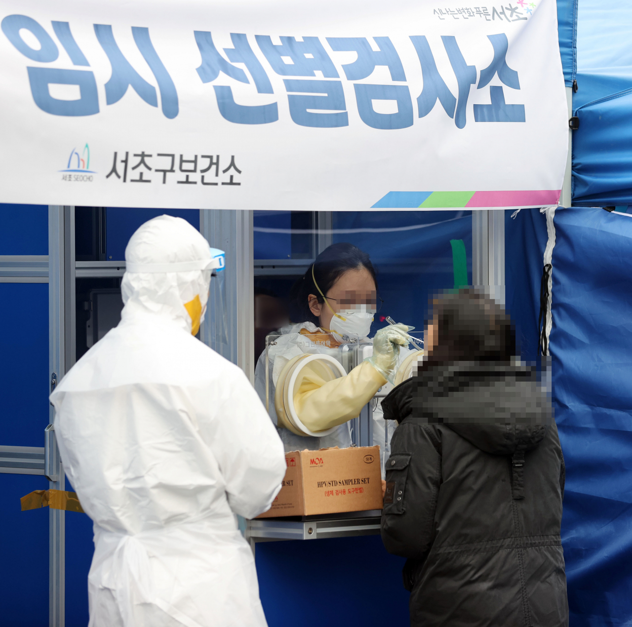 29일 오전 서울 서초구 고속터미널역 앞에 마련된 신종 코로나바이러스 감염증(코로나19) 임시 선별검사소에서 의료진이 검사를 하고 있다. 연합뉴스