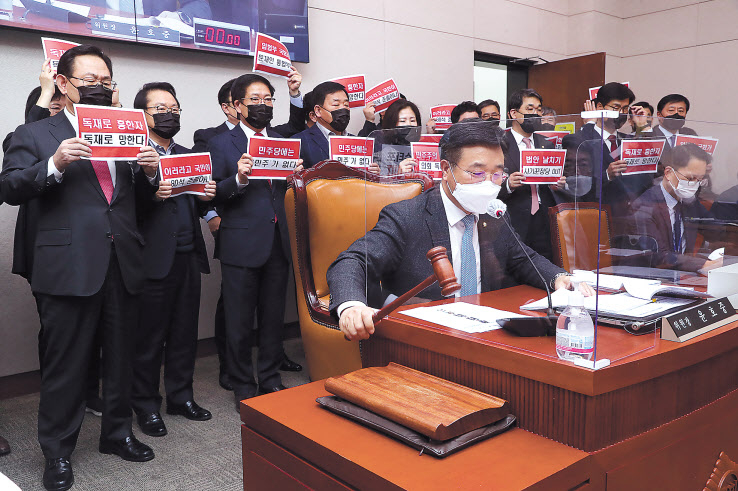 지난 8일 국회 법제사법위원회 전체회의에서 국민의힘 주호영 원내대표와 의원들이 거세게 항의하는 가운데 윤호중 법사위원장이 상법 일부 개정법률안을 가결하고 있다. 이상섭 기자