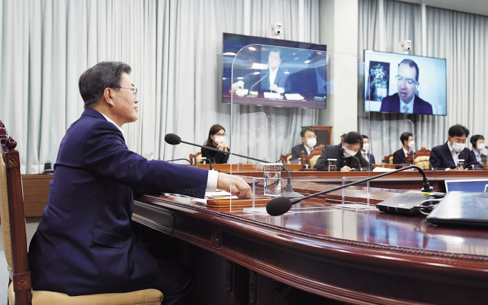 문재인 대통령이 28일 오후 청와대 여민관 영상회의실에서 스테판 반셀 모더나 최고경영자(CEO)와 화상 통화하고 있다. [연합]
