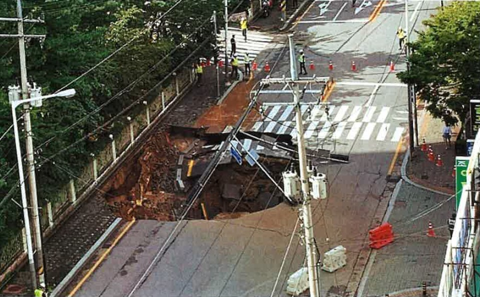 지난 8월 26일 구리시 교문동 인근 도로에 발생한 직경 16ｍ, 깊이 21ｍ의 싱크홀 [국토교통부]