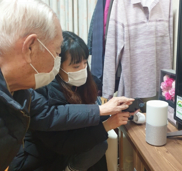 영동군 치매안심센터 직원이 AI 스피커 사용법을 설명하고 있다. [영동군 제공]
