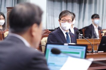 변창흠 국토교통부 장관이 29일 오전 청와대에서 열린 국무회의에 처음 참석해 문재인 대통령 발언을 듣고 있다. [연합]