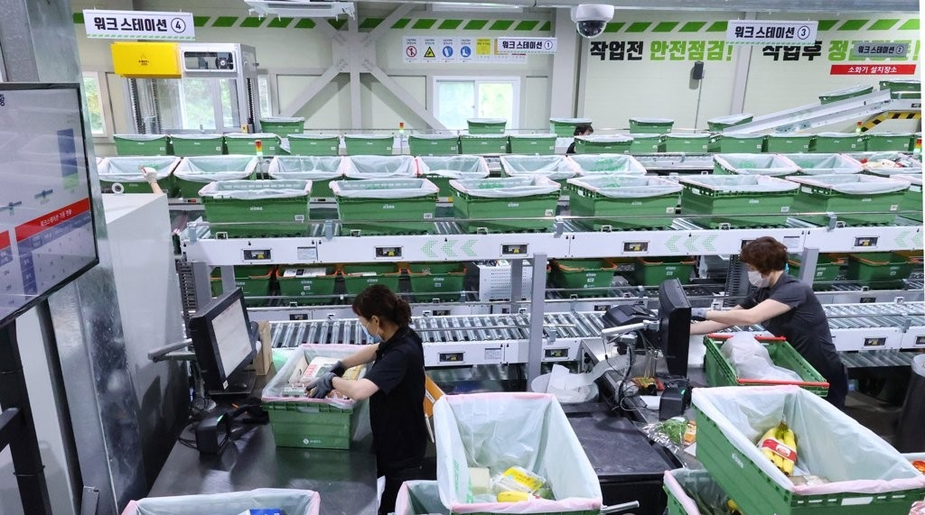 서울 노원구 롯데마트 중계점에 마련된 온라인 주문상품 전용 집하장에서 직원들이 상품 배송 작업을 하고 있다. [사진제공=연합뉴스]