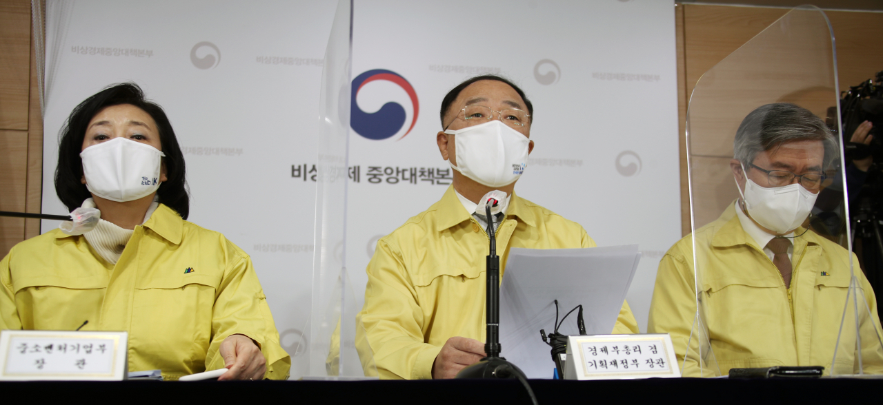 홍남기 (가운데) 부총리 겸 기획재정부 장관이 29일 정부서울청사에서 '코로나19 3차 확산에 대응한 맞춤형 피해지원 대책'을 발표하고 있다. ［연합］