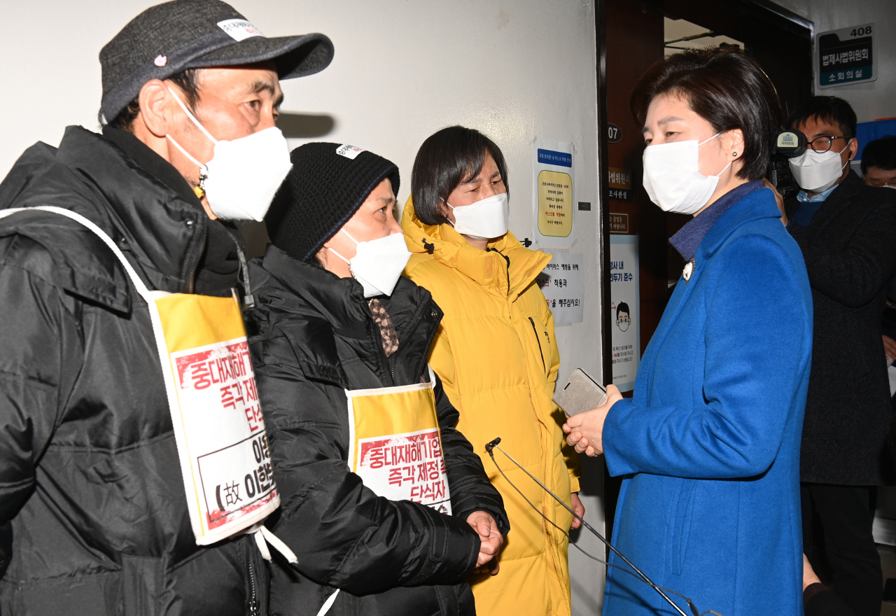 지난 달 29일 오전 국회에서 열린 법사위 법안심사제1소위원회 회의장 앞에서 중대재해기업처벌법 제정을 촉구하는 강은미 정의당 원내대표, 고 김용균씨 어머니 김미숙 김용균재단이사장, 고 이한빛PD 아버지 이용관 씨. [연합]