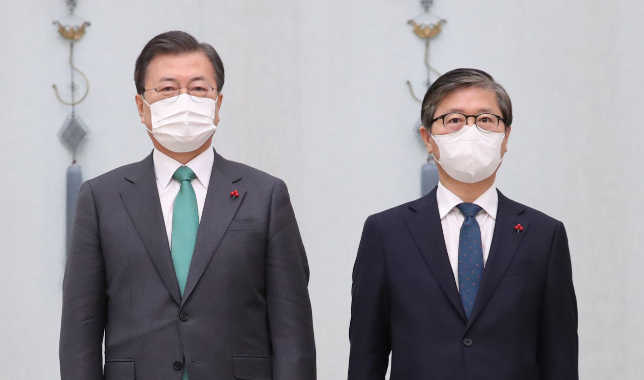 문재인 대통령이 29일 오전 청와대에서 열린 신임 국무위원 임명장 수여식에 참석, 변창흠 국토교통부 장관에게 임명장을 수여한 뒤 기념촬영을 하고 있다. [연합뉴스]
