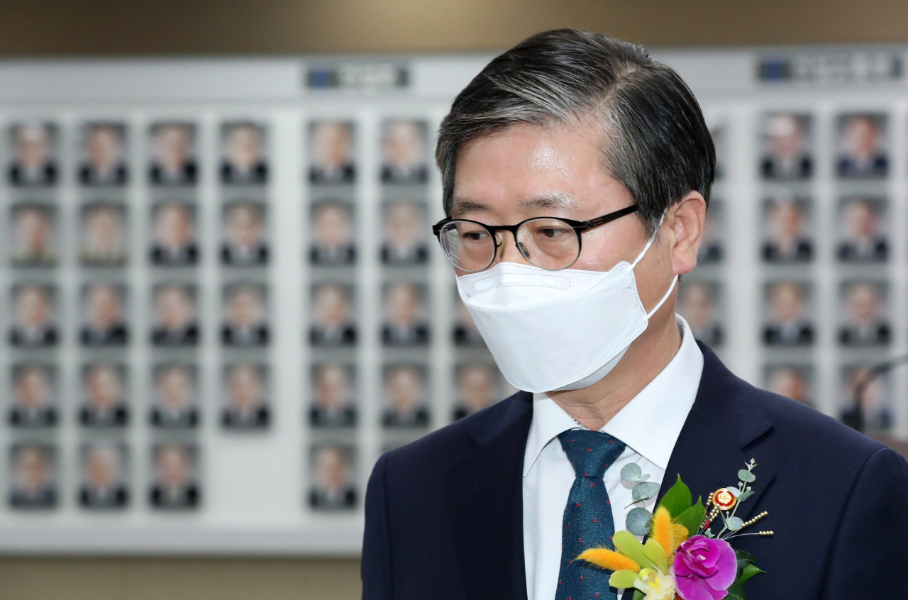 변창흠 국토교통부 장관이 29일 오후 세종시 정부세종청사에서 열린 취임식에서 취임사를 마친 뒤 자리로 향하고 있다. [연합]