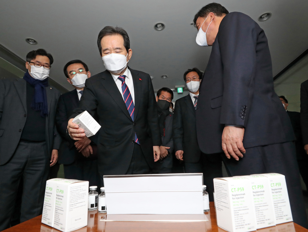 Prime Minister Jeong Sye-gyun photographed during his visit to a Celltrion facility last week. In his hand is a COVID-19 antibody drug the company is developing. (Yonhap)