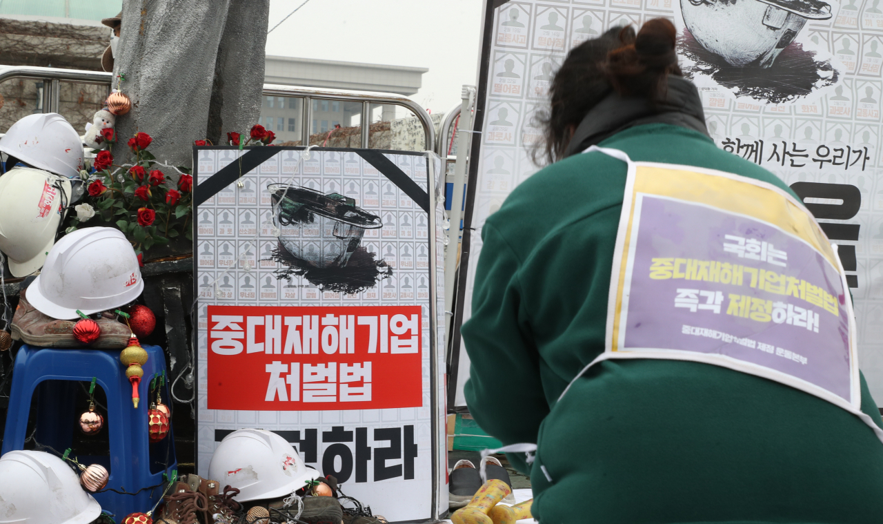 서울 여의도 국회 앞에서 산재 유가족 및 중대재해기업처벌법 제정 운동본부 관계자들이 중대재해기업처벌법 제정을 촉구하는 2400배를 하고 있다. [연합]