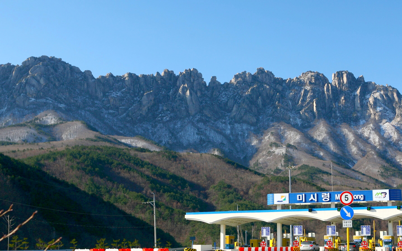 2020-2021 연말연시 영업을 제한받게 되는 국내 대표적인 콘도들이 고성,속초,강릉,삼척,정선, 평창,홍천 등 백두대간 동서에 많이 포진해 있다. 사진은 백두대간 설악산 울산바위.