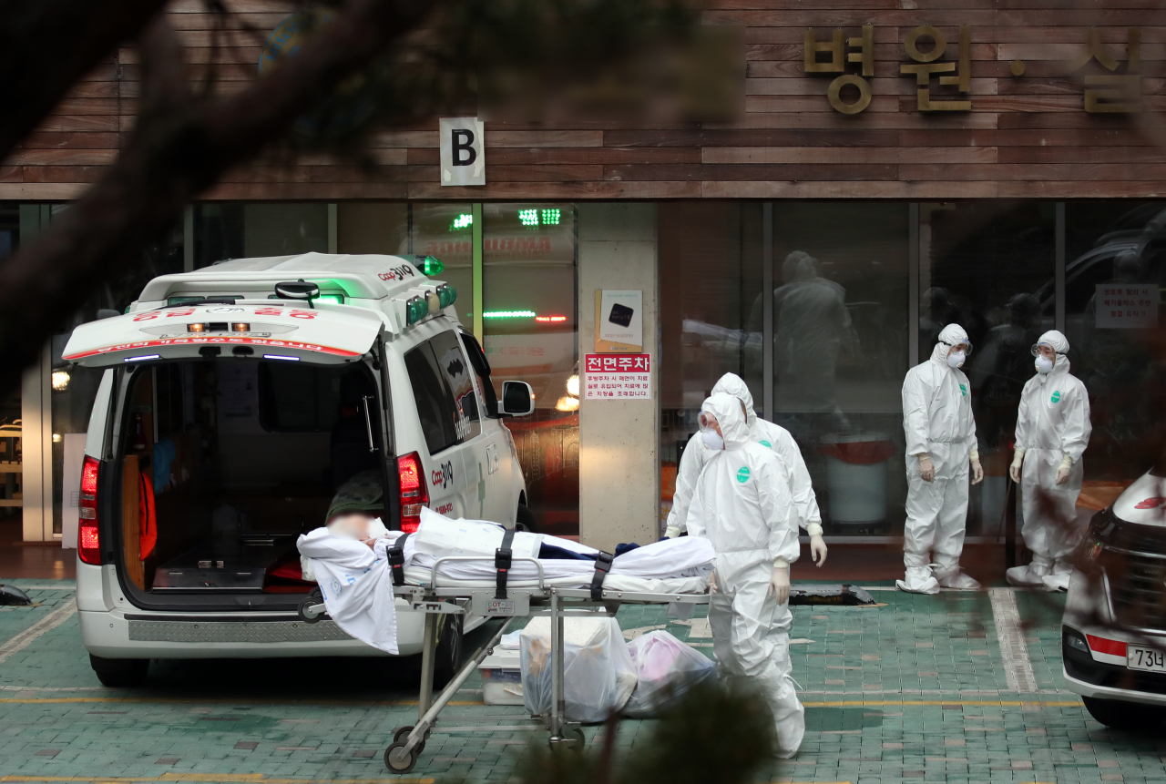 서울 구로구의 한 요양병원에서 지난 29일 오후 신종 코로나바이러스 감염증(코로나19) 확진자가 거점전담병원으로 이송되기 위해 구급차로 옮겨지고 있다. [연합뉴스]
