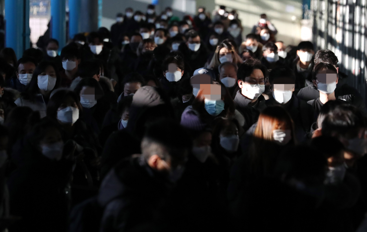 지난 14일 오전 서울 구로구 신도림역 구내. 출근길로 혼잡한 속에서도 마스크를 쓴 시민들이 이동하고 있다. [연합]