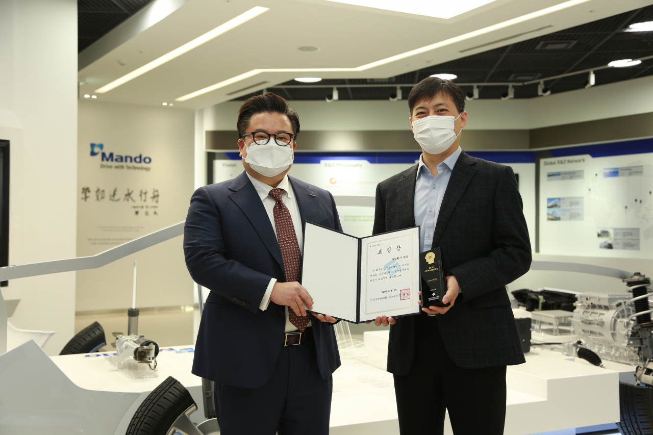 만도 강형진 ADAS BU R&D 센터장(오른쪽)과 만도 남궁 현 Global Legal 센터장 이 'ICT특허경영대상'관련 기념 촬영을 하고 있다. [만도 제공]