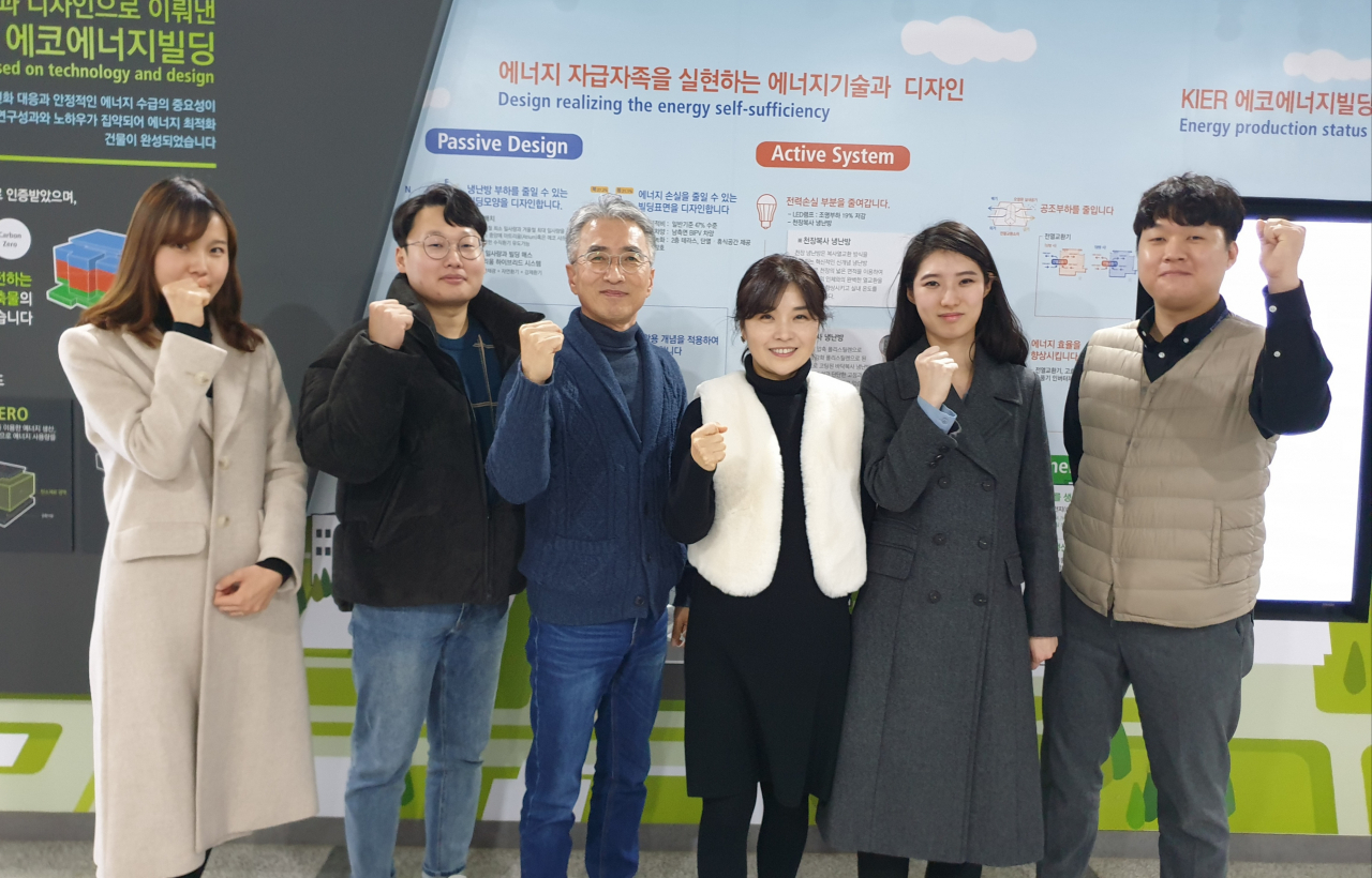 한국에너지기술연구원 문화홍보실 직원들이 수상 기념촬영을 하고 있다.[한국에너지기술연구원 제공]