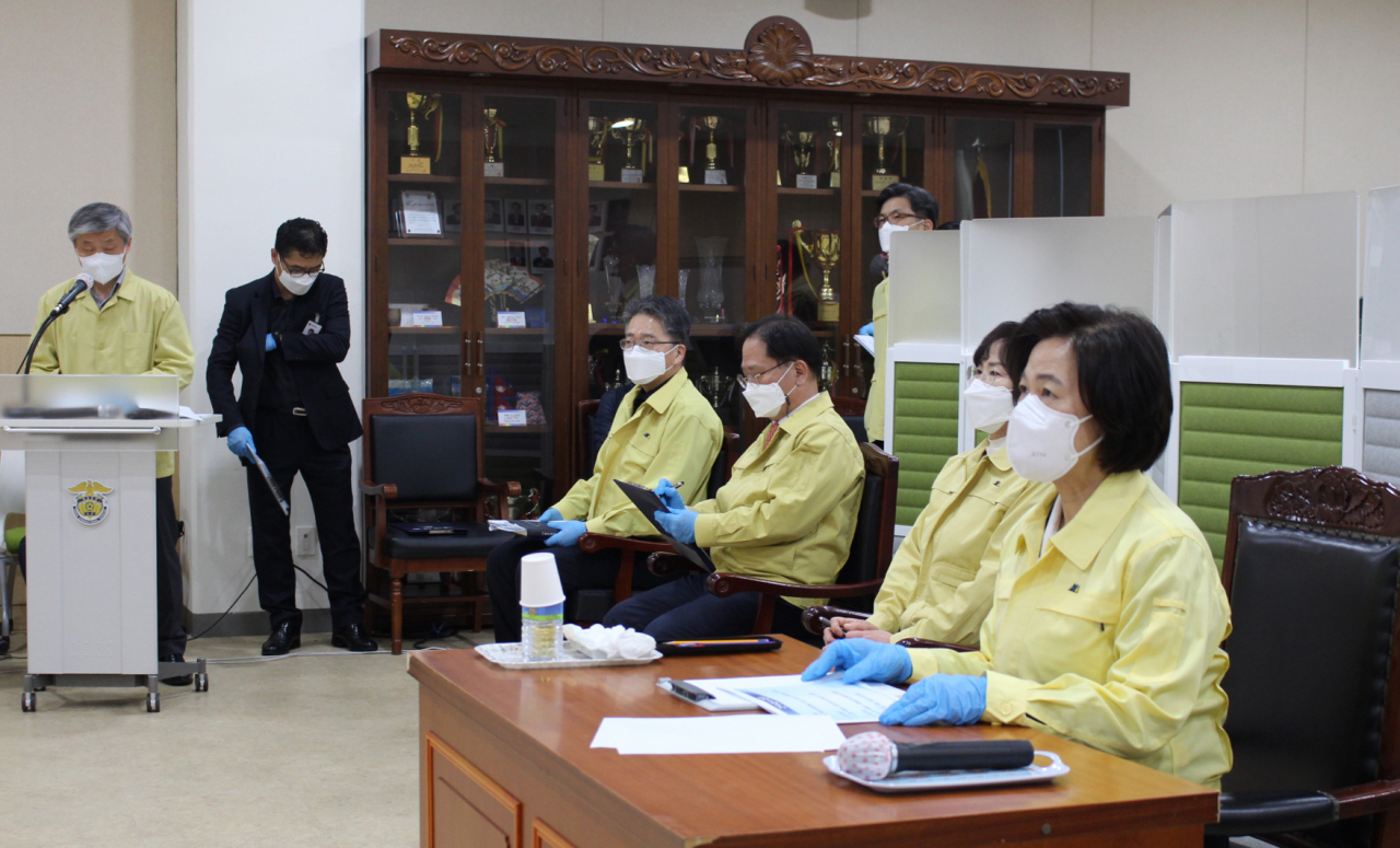 지난 29일 추미애 법무부 장관이 서울동부구치소를 방문해 코로나19 집단 발생과 관련 현황을 보고받고 있다.[연합]