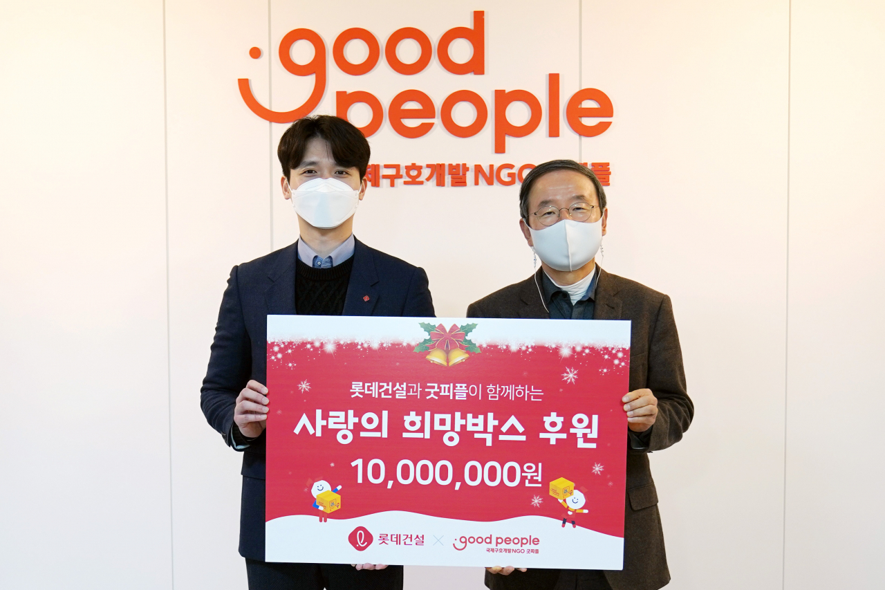 롯데건설 미래혁신팀 임직원(왼쪽)과 굿피플 강대성 상임이사가 전달식과 함께 기념촬영을 하고 있다.[롯데건설 제공]