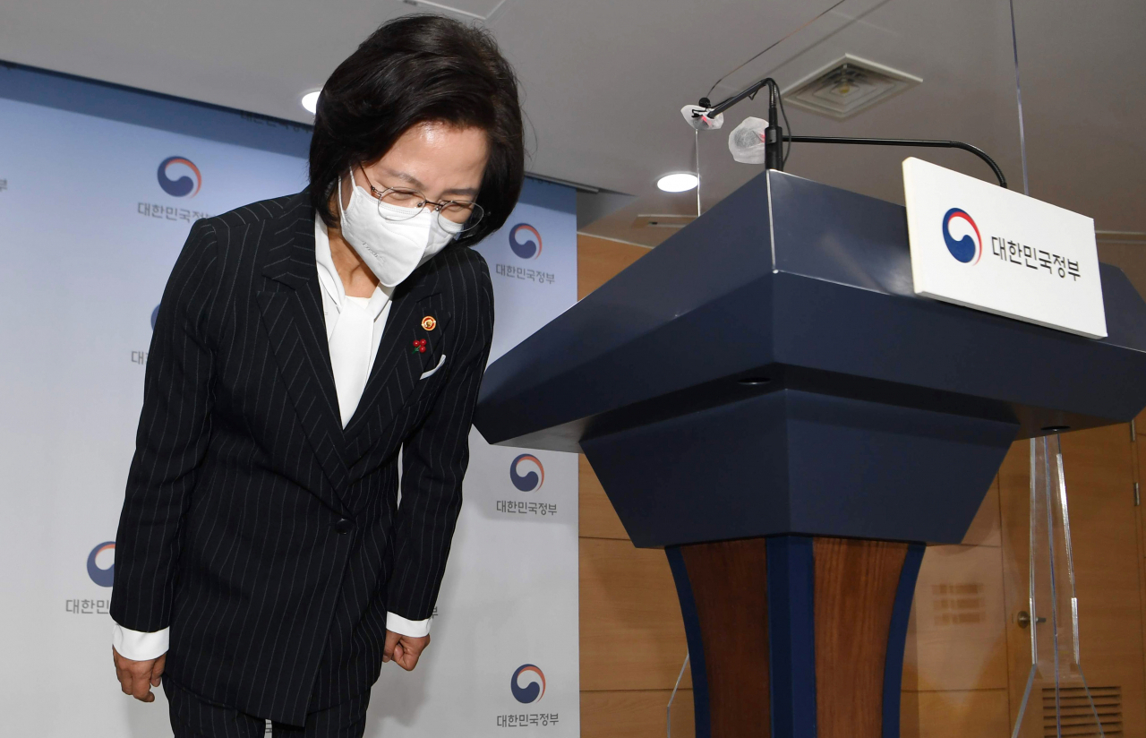 추미애 법무부 장관이 29일 정부서울청사에서 총 3천24명에 대한 신년특별사면을 발표하기 전 인사하고 있다. [연합]