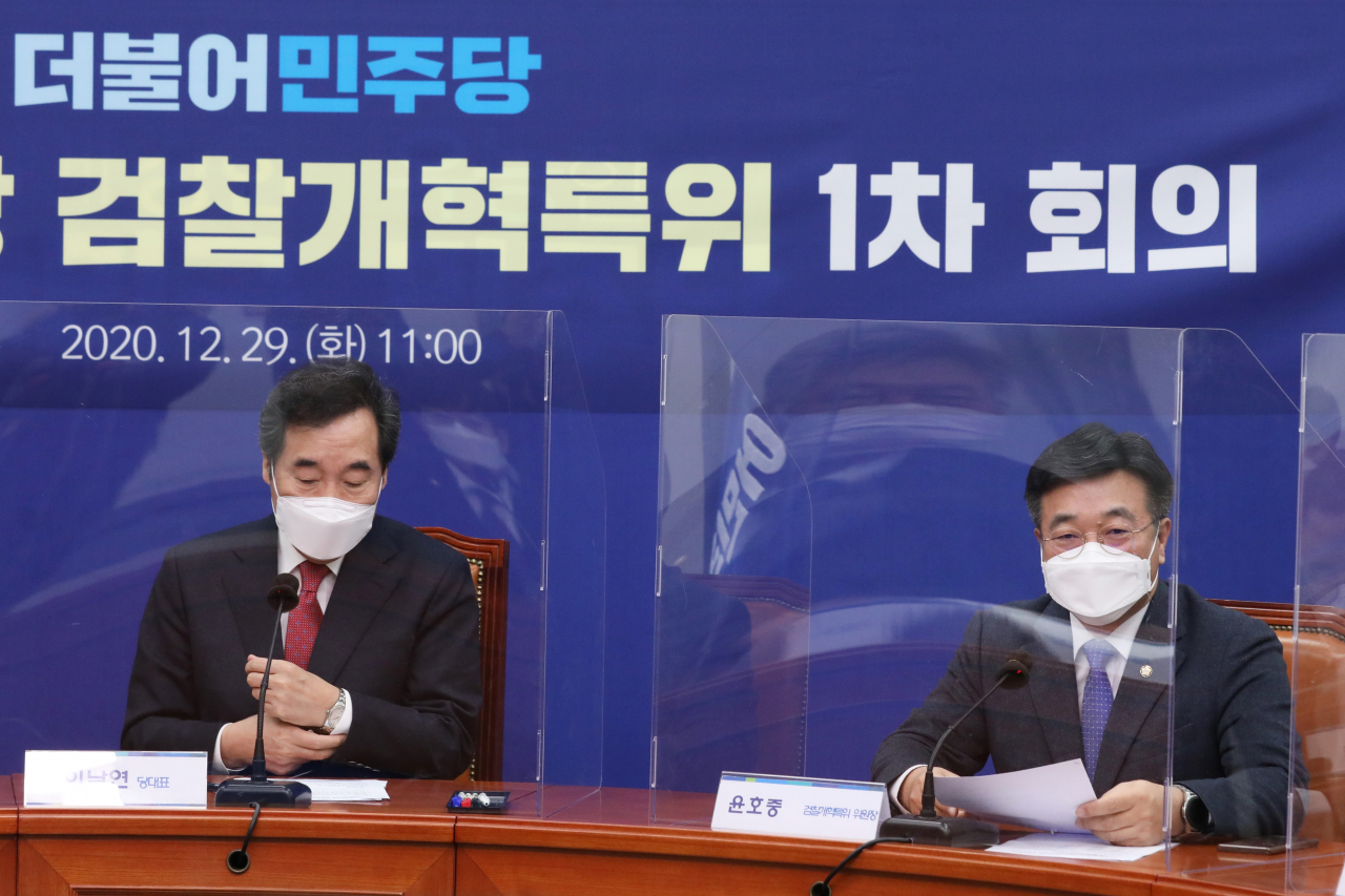 더불어민주당 소속 윤호중 검찰개혁특위 위원장이 지난해 12월 29일 서울 여의도 국회에서 열린 검찰개혁특위 1차 회의에서 발언하고 있다. 이상섭 기자