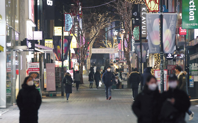 코로나19 3차 대유행으로 항공·음식·숙박·영화 등 대면 서비스업이 직격탄을 맞고 있다. 코로나19 확산을 막기 위한 ‘5인 이상 집합금지’ 특별 방역조치가 시행 중인 지난 29일 퇴근시간대의 서울 명동 거리가 한산하다. [연합]